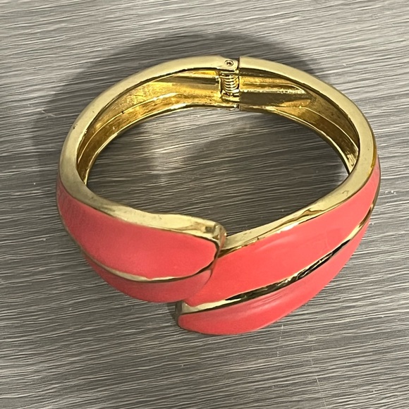 Vintage Gold and Enamel Hinged Bangle Bracelet, Flower, Coral, Boho - Picture 4 of 7